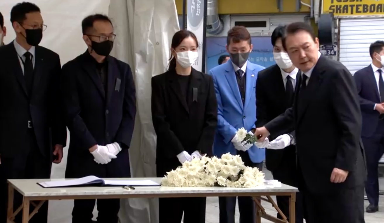 ฮาโลวีนอิแทวอน เกาหลีใต้ไว้ทุกข์ทั่วประเทศเป็นวันที่ 2 จากเหตุโศกนาฏกรรม ฮาโลวีนอิแทวอน เกาหลีใต้ไว้ทุกข์ทั่วประเทศเป็นวันที่ 2 จากเหตุโศกนาฏกรรม