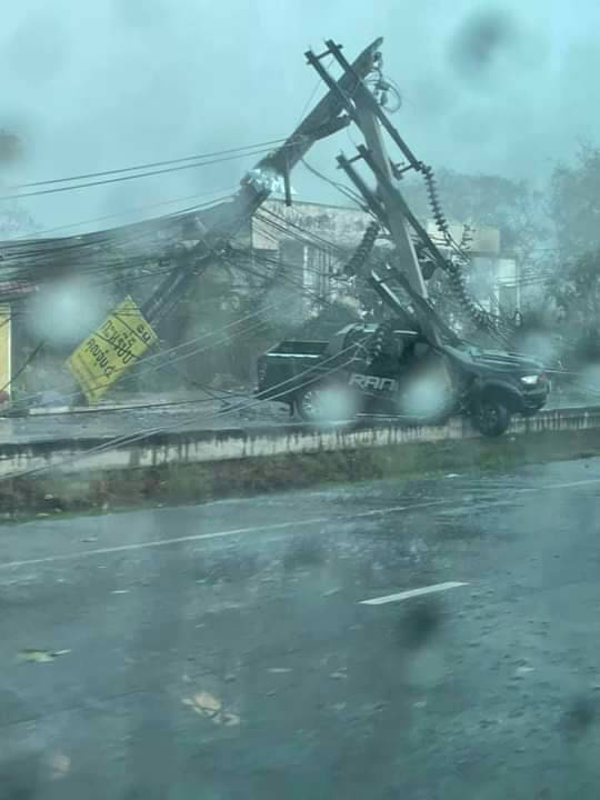 ฝนถล่มสระบุรี เสาไฟล้มระเนระนาด ทับรถหลายคัน!