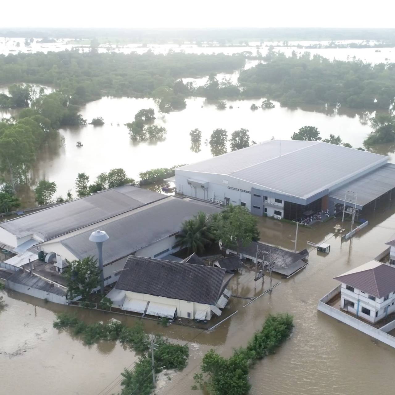 พนังกั้นแม่น้ำชีขาด ล้นทะลักท่วม 4 หมู่บ้านเมืองขอนแก่น-เร่งอพยพพนักงานโรงงาน