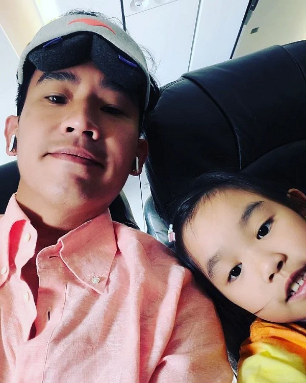 “ต่าย ชุติมา – ทิม พิธา” เผยภาพพร้อมหน้า “พ่อ-แม่-ลูก” 