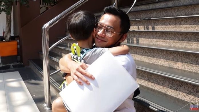 นุ๊ก สุทธิดา เผยคลิปลูกชายคนเล็กหอบช่อดอกไม้เซอร์ไพรส์คุณพ่อ หลังไม่เจอกันนาน