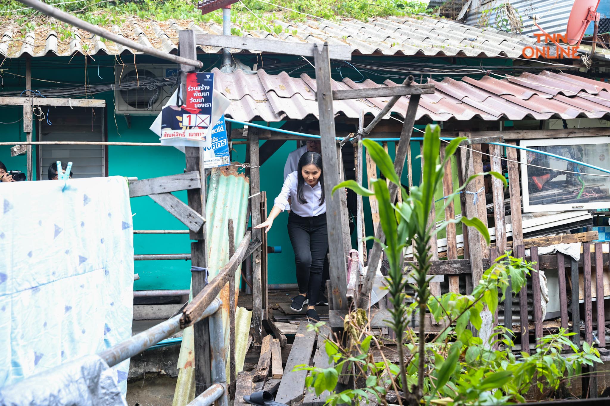 ”นฤมล” ลงพื้นที่เอกมัย 19 ช่วยไปป์ ภูวกร ชู นโยบายบ้านประชารัฐ 360 องศา เปลี่ยนเงินเช่าเป็นเงินผ่อน ให้ทุกคนมีโฉนดของตัวเอง ”นฤมล” ลงพื้นที่เอกมัย 19 ช่วยไปป์ ภูวกร ชู นโยบายบ้านประชารัฐ 360 องศา เปลี่ยนเงินเช่าเป็นเงินผ่อน ให้ทุกคนมีโฉนดของตัวเอง