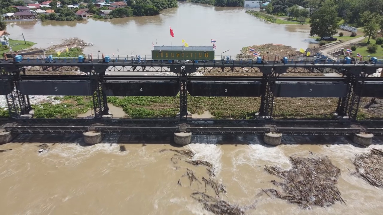 อยุธยายังท่วมหนัก 30,000 ครัวเรือนเดือดร้อน