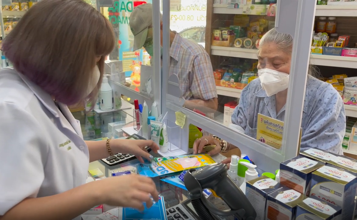 ชาวเชียงใหม่แห่ซื้อ ยาล้างตา - หน้ากาก n95 สู้หมอกควัน ชาวเชียงใหม่แห่ซื้อ ยาล้างตา - หน้ากาก n95 สู้หมอกควัน