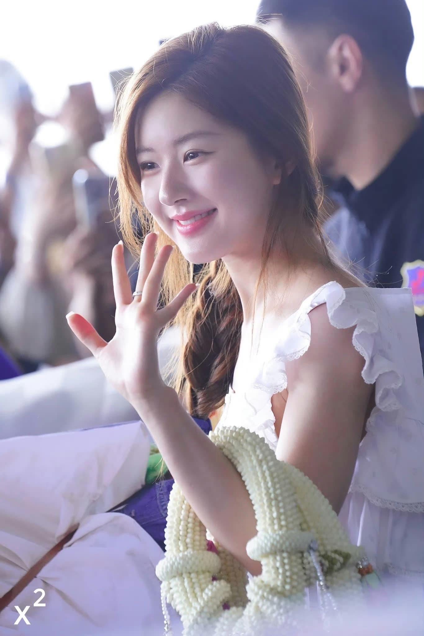 ต้อนรับคนสวย!! ‘จ้าวลู่ซือ’ ครองเทรนด์หลังลัดฟ้าถึงไทย พร้อมทำกิจกรรม 27 ก.ย.นี้ ต้อนรับคนสวย!! ‘จ้าวลู่ซือ’ ครองเทรนด์หลังลัดฟ้าถึงไทย พร้อมทำกิจกรรม 27 ก.ย.นี้