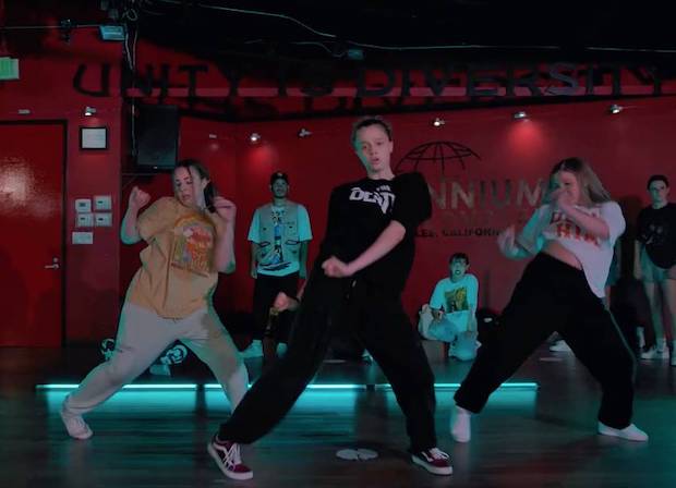 เป็นสาวแล้ว เต้นเก่งด้วย!! ‘ไชโลห์’ ลูกสาวของ ‘แบรด พิตต์ - แองเจลิน่า โจลี่’ (มีคลิป) เป็นสาวแล้ว เต้นเก่งด้วย!! ‘ไชโลห์’ ลูกสาวของ ‘แบรด พิตต์ - แองเจลิน่า โจลี่’ (มีคลิป)