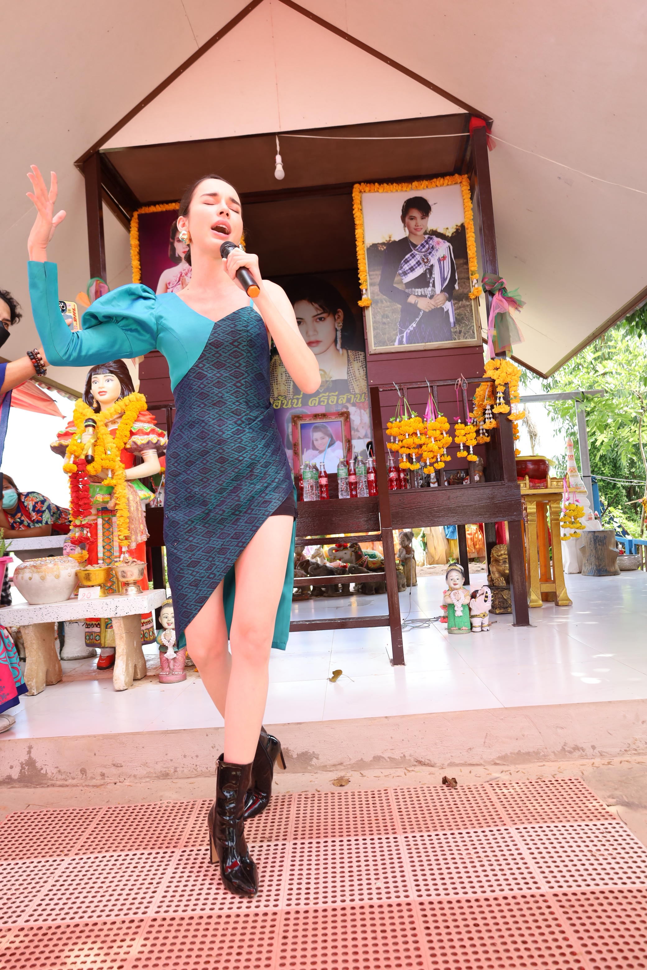 “สกาย มาเรีย” สัมผัสจิตกับ “แม่ฮันนี่ ศรีอีสาน” ขณะรำถวาย ไหว้ขอพร “สกาย มาเรีย” สัมผัสจิตกับ “แม่ฮันนี่ ศรีอีสาน” ขณะรำถวาย ไหว้ขอพร