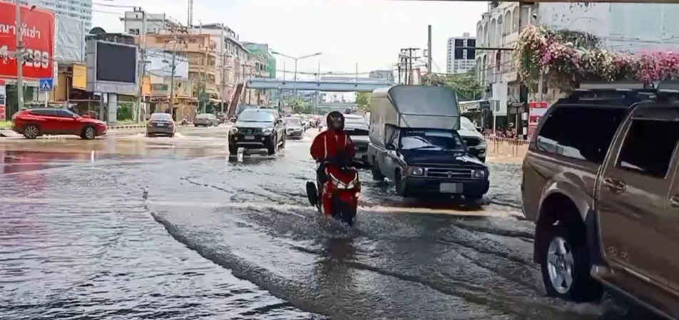 แยกพระราม 5 สาหัส! น้ำท่วมสูงรถผ่านไม่ได้ จนท.ปิดจราจรชั่วคราว