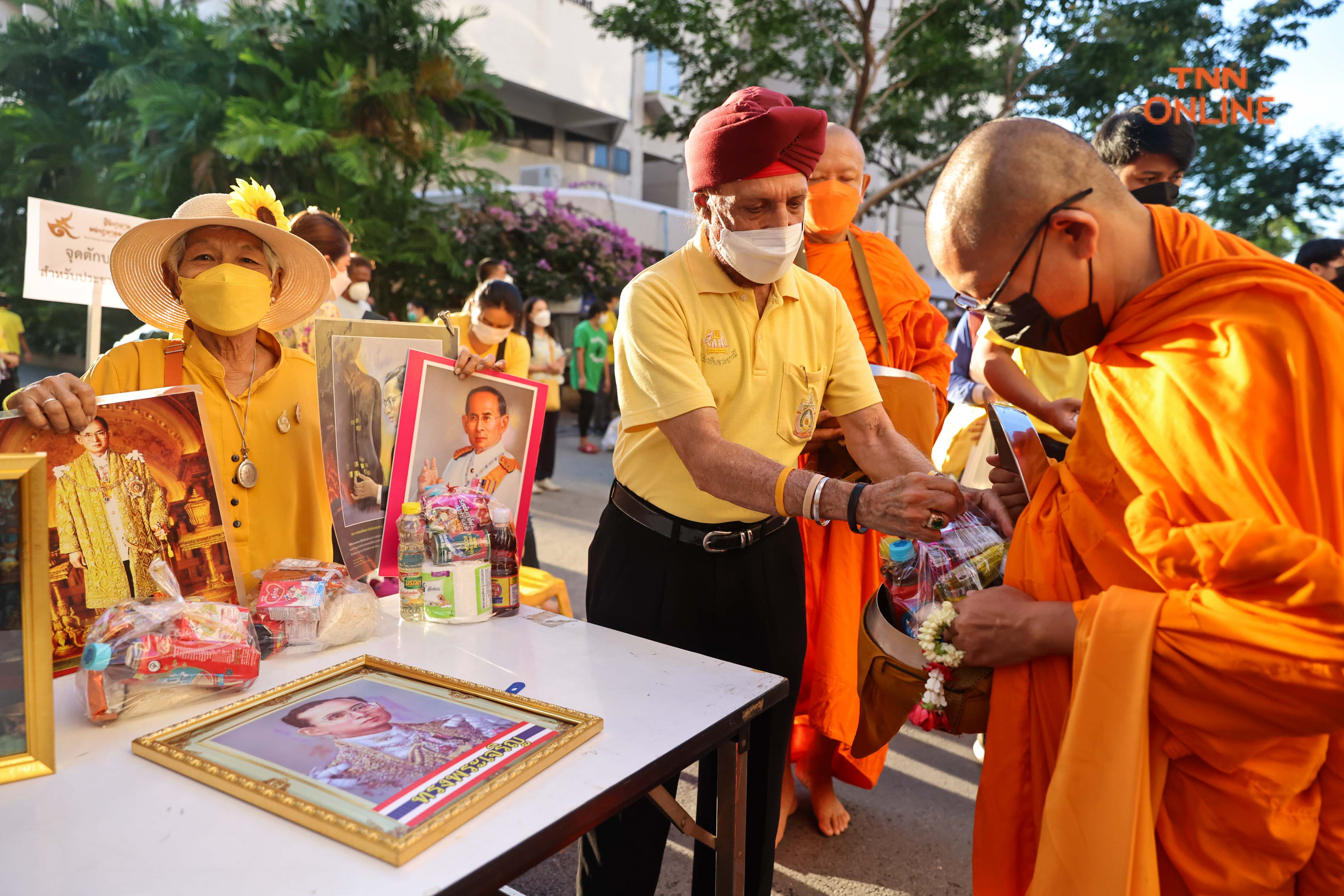 น้อมรำลึกในหลวง ร.9 ประชาชนร่วมตักบาตร-สวดพระพุทธมนต์