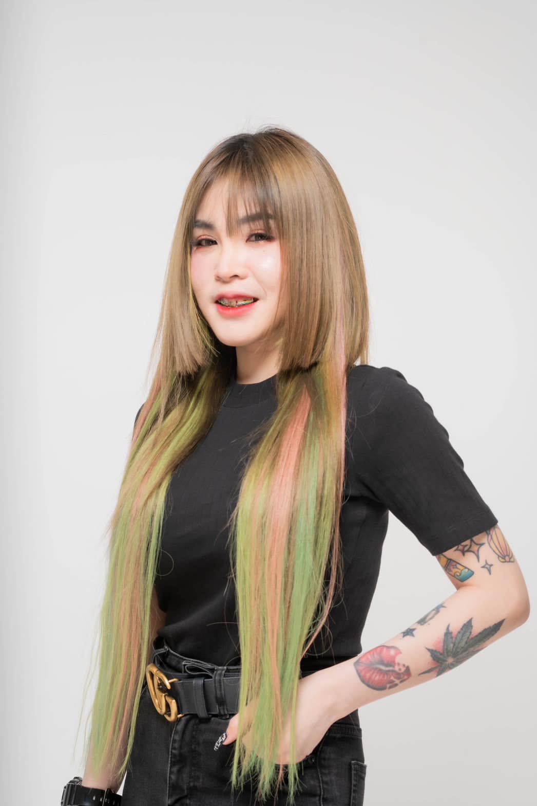 นักร้องดัง เนสกาแฟ ชี้แจงหลังถูกออกหมายเรียก เพจปลอมพาซวยโพสต์โปรโมทเว็บพนัน 