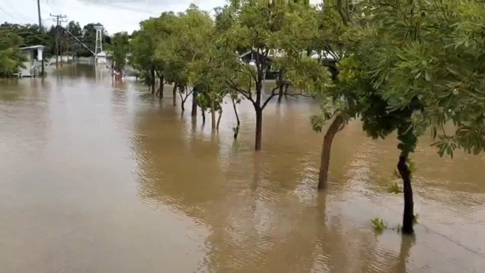 ด่วน! พิจิตร น้ำป่าทะลักท่วม โรงพยาบาลดงเจริญ เร่งย้ายผู้ป่วยวุ่น ด่วน! พิจิตร น้ำป่าทะลักท่วม โรงพยาบาลดงเจริญ เร่งย้ายผู้ป่วยวุ่น