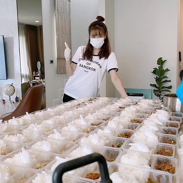 เด่นคุณ - แกรนด์ลงมือทำข้าวกล่อง แจกแคมป์คนงาน 200 กล่อง (มีคลิป) เด่นคุณ - แกรนด์ลงมือทำข้าวกล่อง แจกแคมป์คนงาน 200 กล่อง (มีคลิป)