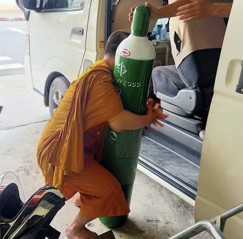 เชียร์ ฑิฆัมพร มอบถังออกซิเจน ให้ที่ รพ.สนามวัดช่องลม เชียร์ ฑิฆัมพร มอบถังออกซิเจน ให้ที่ รพ.สนามวัดช่องลม