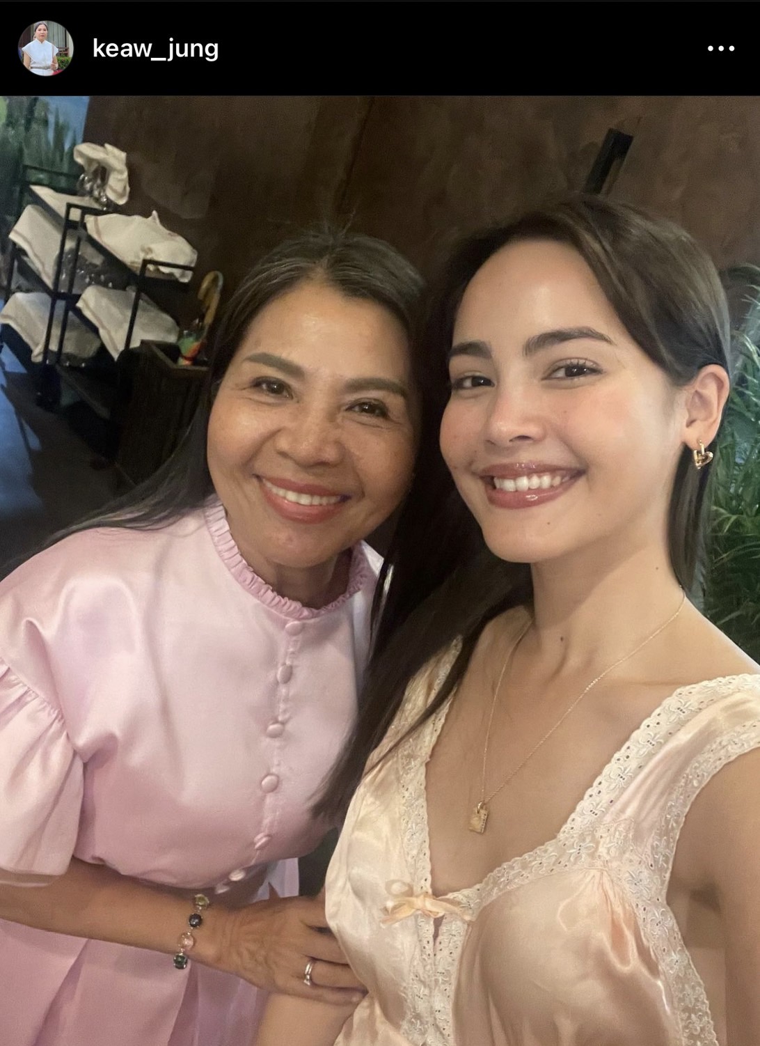 แม่แก้ว เล่านาทีระทึก โมเมนต์ ณเดชน์-ญาญ่า อวดแหวนเพชรเม็ดงาม แม่แก้ว เล่านาทีระทึก โมเมนต์ ณเดชน์-ญาญ่า อวดแหวนเพชรเม็ดงาม