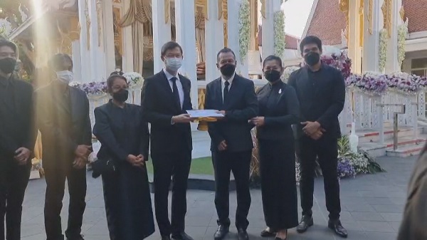 อ๊อฟ พงษ์พัฒน์ อาลัยคุณพ่อครั้งสุดท้าย ในพิธีฌาปนกิจ   (มีคลิป)