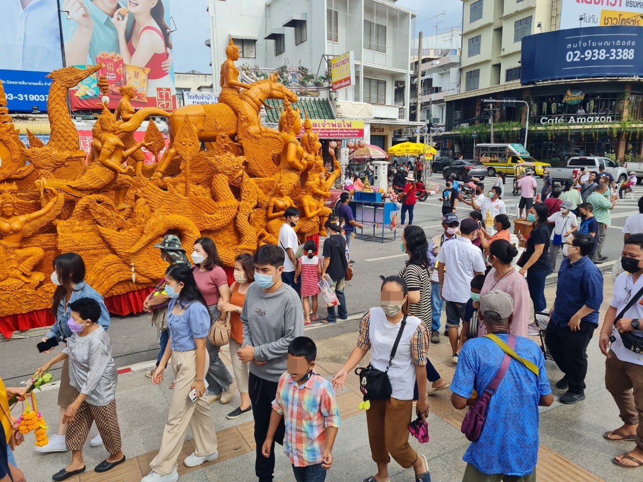 แห่เทียนพรรษา โคราชสุดอลังการ! นักท่องเที่ยวแห่ถ่ายรูปเป็นที่ระลึก