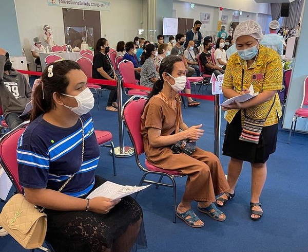 “ปู ปริศนา” เผยความรู้สึกหลังเป็นจิตอาสาช่วยเหลือผู้พิการทางสายตาได้รับวัคซีน (มีคลิป) 