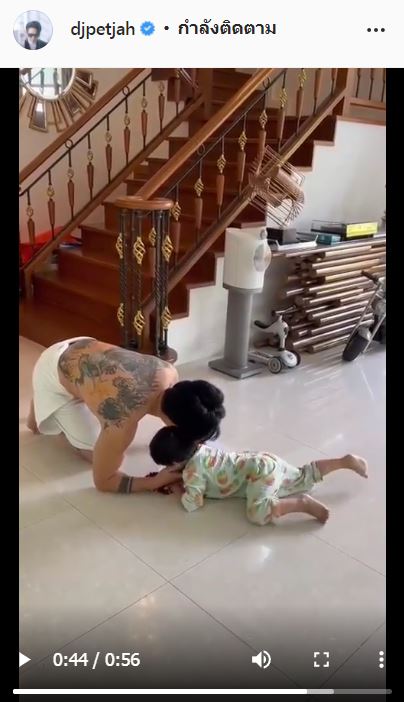 โมเมนต์อบอุ่น นิวเคลียร์ พาลูกชายกราบเท้าพ่อ เพชรจ้า สุดหัวใจ