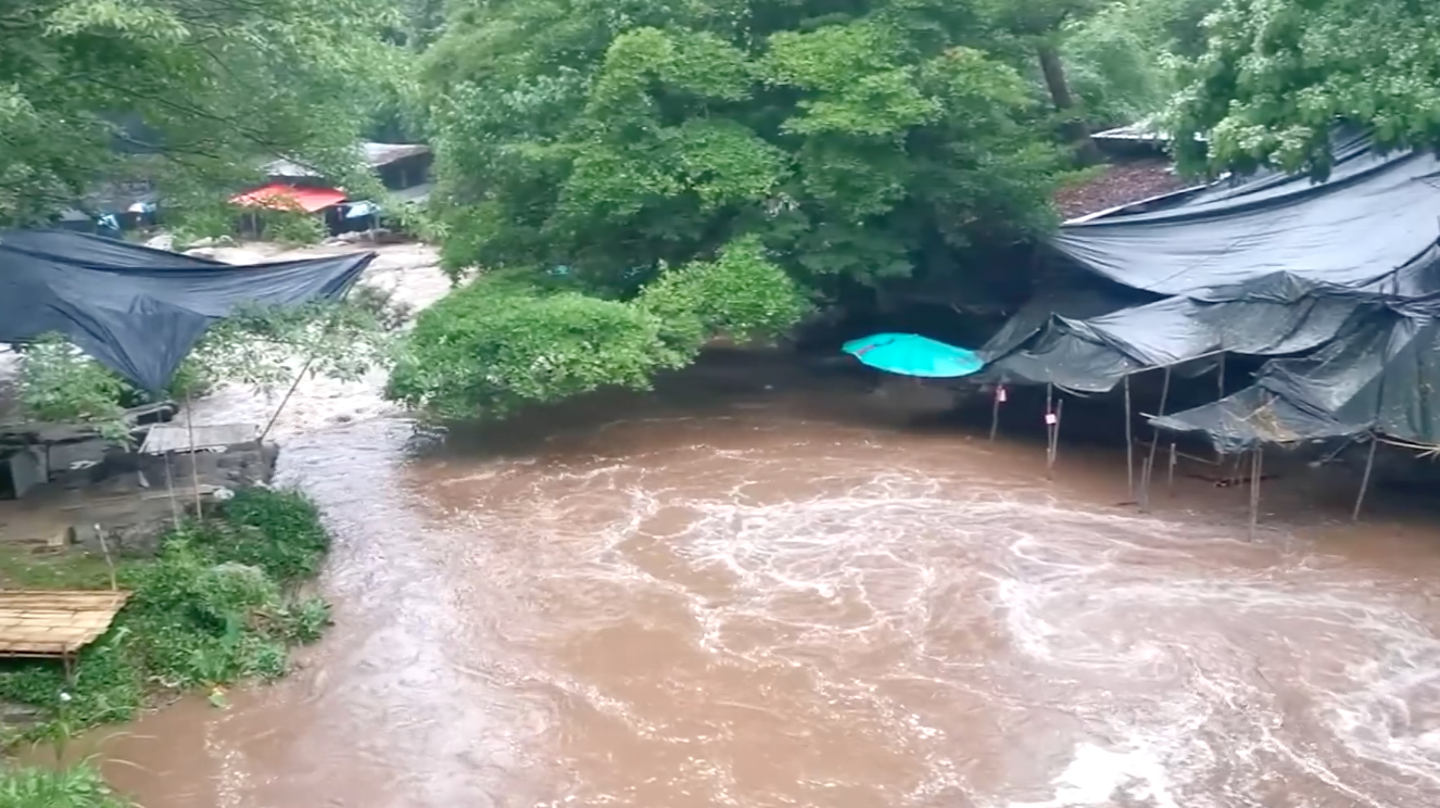 ฝนกระหน่ำดอยอินทนนท์ น้ำป่าทะลักน้ำตกแม่กลาง เตือนนทท.ห้ามลงเล่น