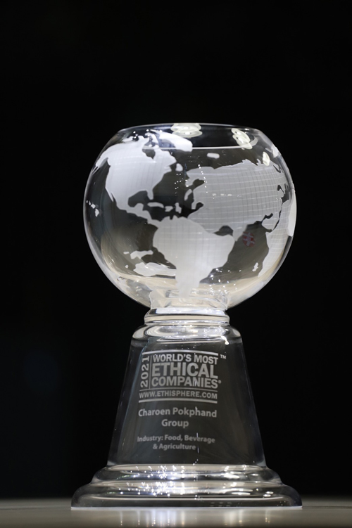 ซีอีโอ เครือซีพี รับโล่เกียรติยศ บริษัทที่มีจริยธรรมมากที่สุดในโลก ซีอีโอ เครือซีพี รับโล่เกียรติยศ บริษัทที่มีจริยธรรมมากที่สุดในโลก