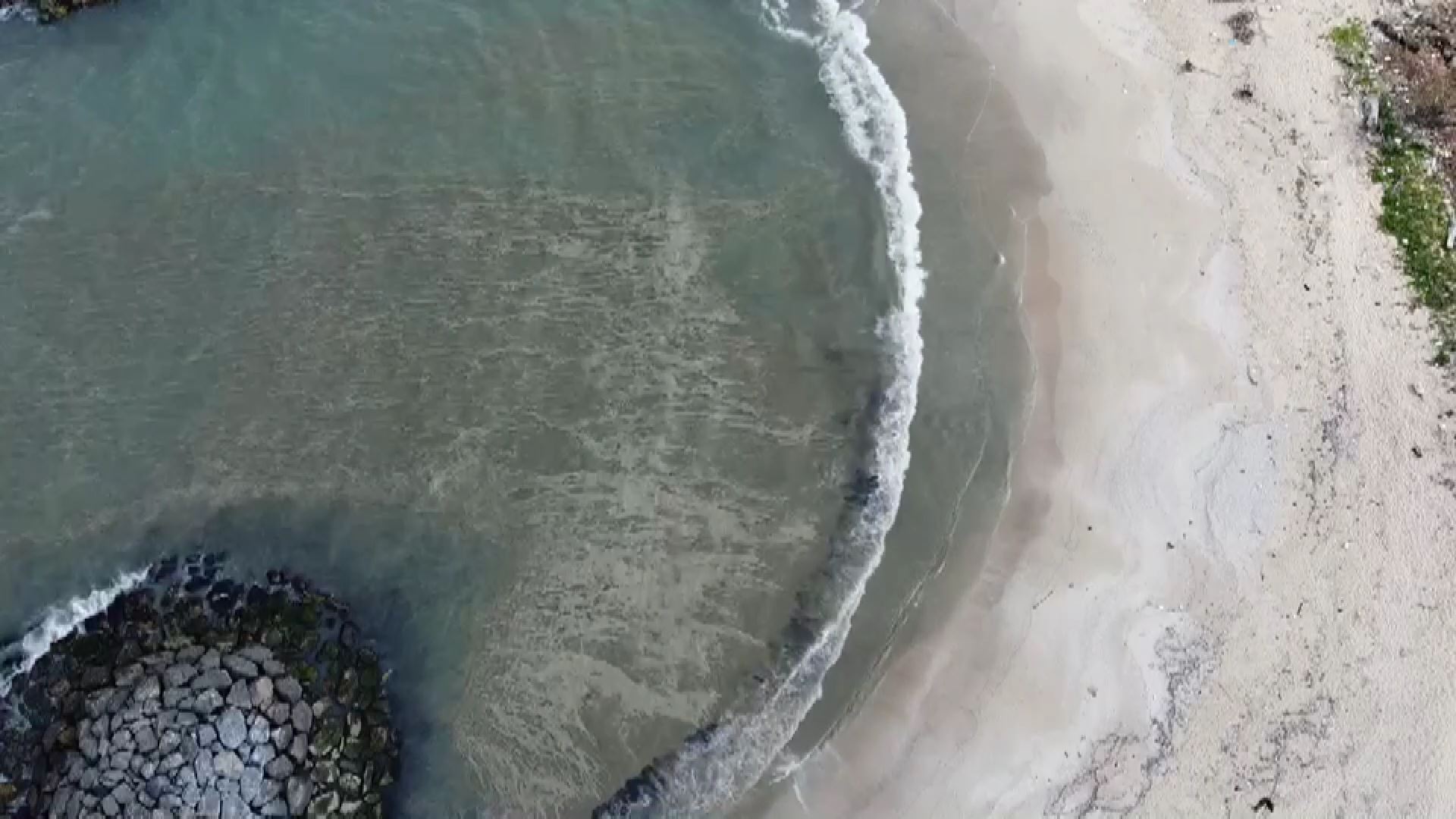 จิตอาสาพระราชทาน เร่งแก้ปัญหา ก้อนน้ำมันชายหาดหัวไทร จิตอาสาพระราชทาน เร่งแก้ปัญหา ก้อนน้ำมันชายหาดหัวไทร