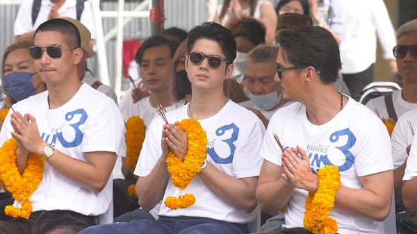 มาริโอ้-อนันดา นำทีมทำบุญและบวงสรวงภาพยนตร์ขุนพันธ์ 3 (มีคลิป) มาริโอ้-อนันดา นำทีมทำบุญและบวงสรวงภาพยนตร์ขุนพันธ์ 3 (มีคลิป)