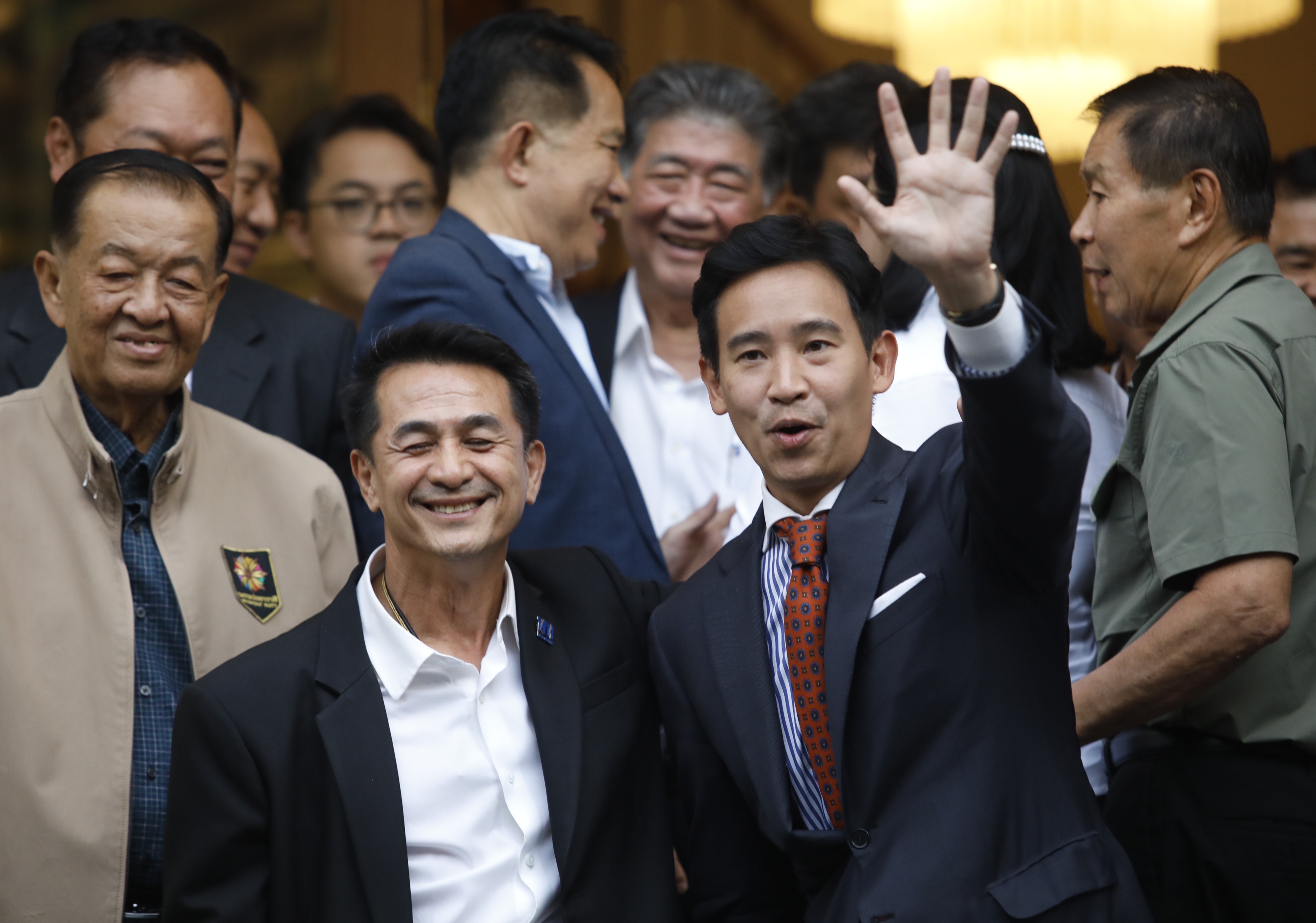 เลือกตั้ง 2566 พิธา พร้อม 5 พรรคการเมืองจับมือโชว์สื่อ คุยจัดตั้งรัฐบาลครั้งแรก