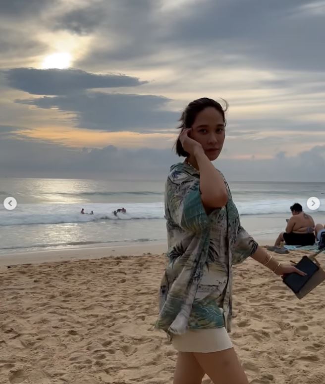 โต้ง ทูพี เผยโมเมนต์สุดหวาน พลอย เฌอมาลย์ ทาครีมกันแดดให้
