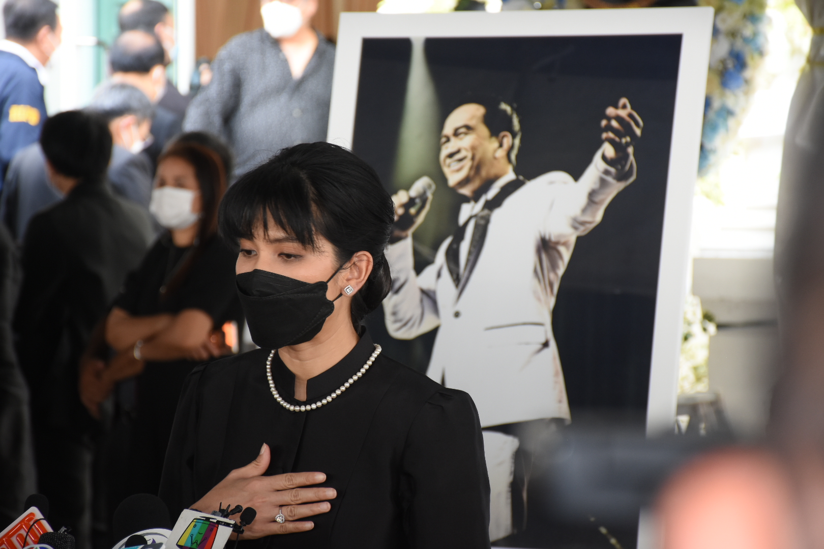 อี๊ฟ น้ำตาคลอเล่านาทีบอกลาคุณพ่อ คนบันเทิงร่วมไว้อาลัย อาต้อย เศรษฐา บรรยากาศสุดเศร้า 