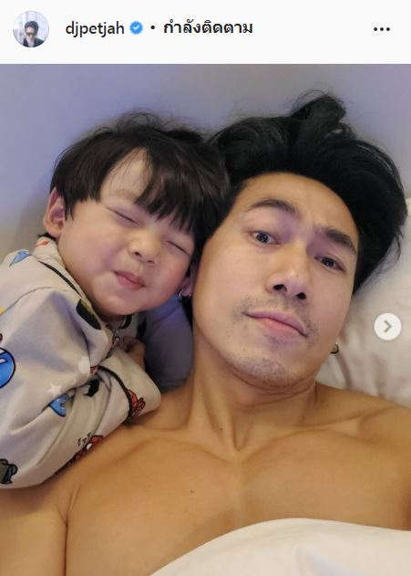 โมเมนต์อบอุ่น นิวเคลียร์ พาลูกชายกราบเท้าพ่อ เพชรจ้า สุดหัวใจ