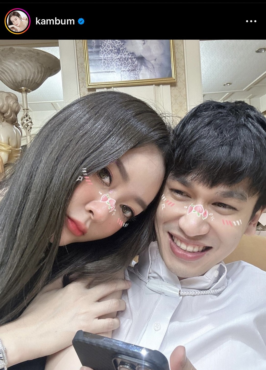 แก้มบุ๋ม เป็นปลื้ม อวดการ์ด พีท กันตกร เขียนให้ครบรอบ 4 ปี