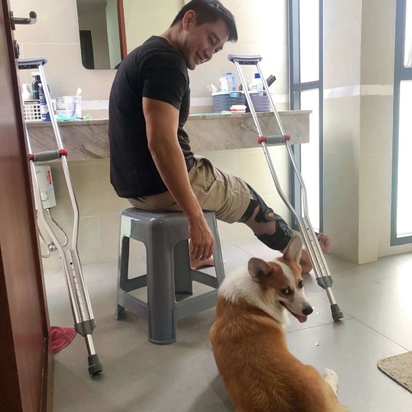 ป้อง ณวัฒน์ ผ่าตัดหัวเข่า พักฟื้นนานเป็นเดือน ป้อง ณวัฒน์ ผ่าตัดหัวเข่า พักฟื้นนานเป็นเดือน