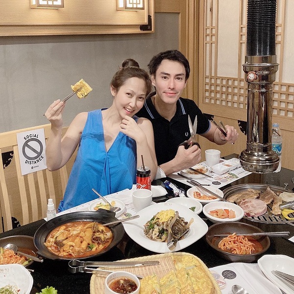 นาวิน ต้าร์ จับมือภรรยา ไฮโซน้ำหวาน ทำธุรกิจใหม่ (มีคลิป) นาวิน ต้าร์ จับมือภรรยา ไฮโซน้ำหวาน ทำธุรกิจใหม่ (มีคลิป)