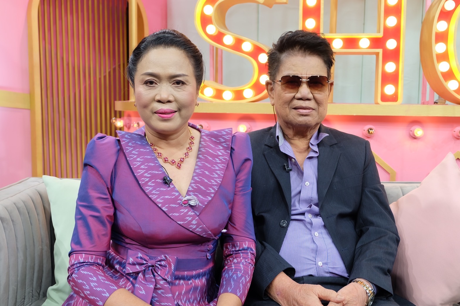 ครูชลธี-ครูปุ้ม ควงเปิดใจหลังกลับมาอยู่ด้วยกันอีกครั้ง!! เคลียร์ถูกหลอกสูญเงินนับ 10 ล้าน?!! 