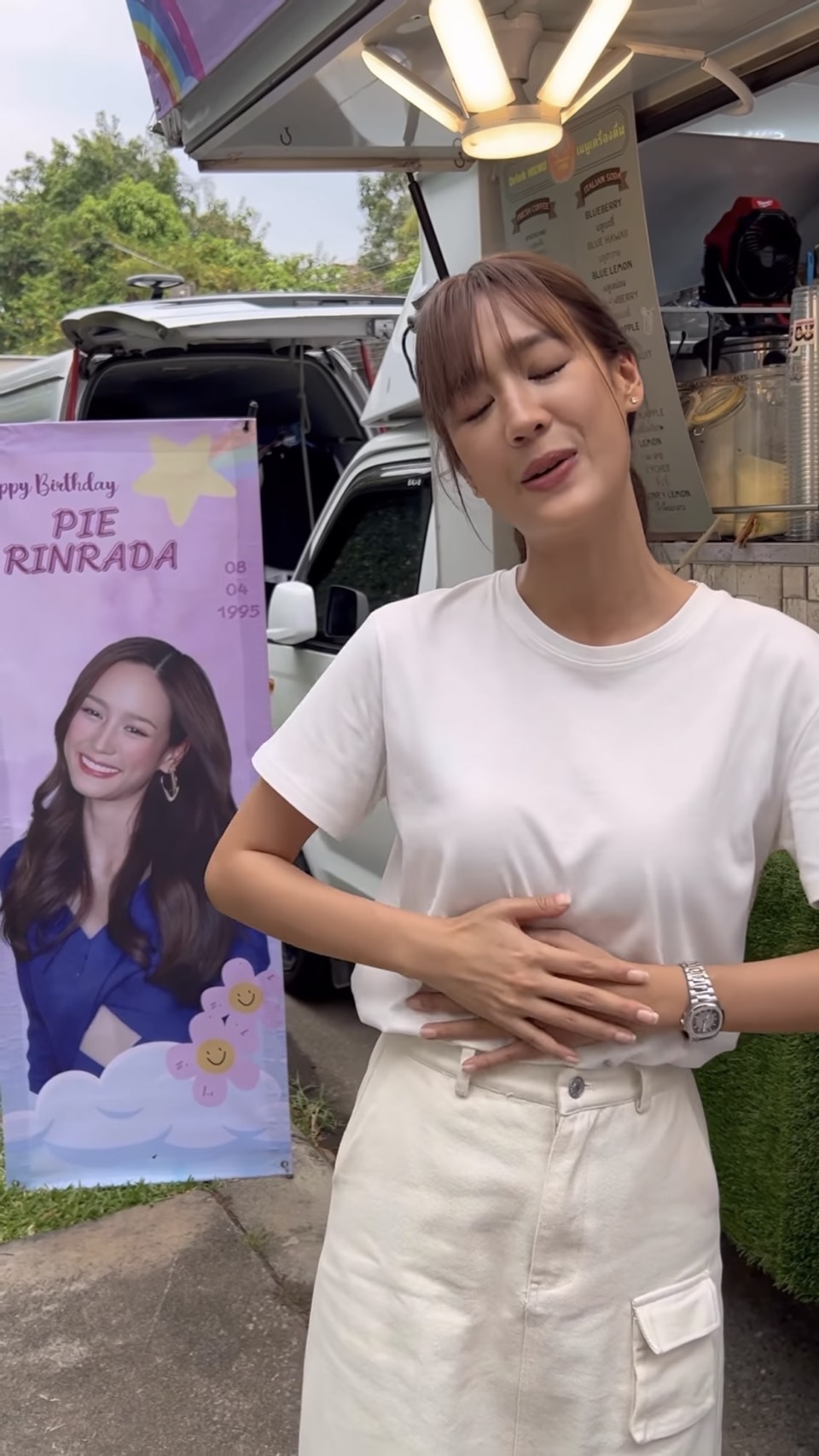 แฟนคลับเซอร์ไพรส์พาย รินรดา จัดรถฟู้ดซัพพอร์ตให้หน้ากองถ่าย ถึง 4 คัน 