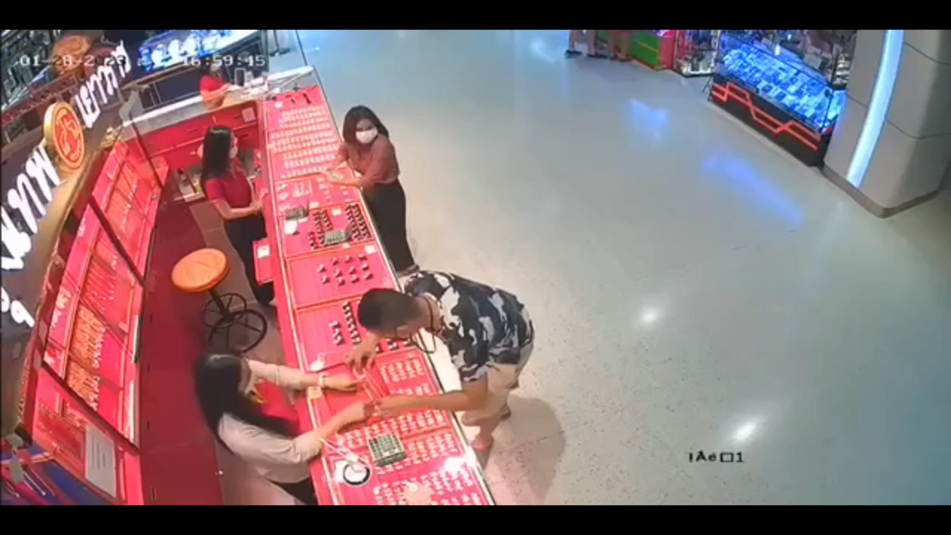 คนร้ายชิงทอง ห้างดังย่านปากเกร็ด ถูกตำรวจสอบสวนกลาง CIB รวบทันควัน คนร้ายชิงทอง ห้างดังย่านปากเกร็ด ถูกตำรวจสอบสวนกลาง CIB รวบทันควัน