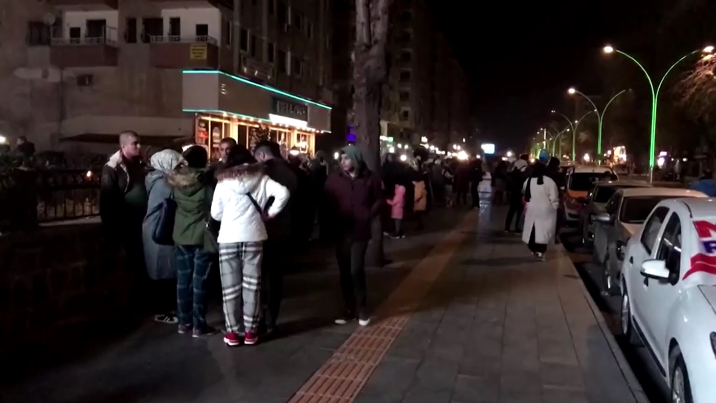 แผ่นดินไหวเขย่าซ้ำตุรกี พบผู้เสียชีวิตแล้ว 3 ราย บาดเจ็บหลายร้อยคน!