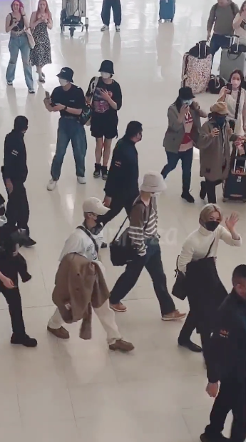 เด็กหลงถึงไทยแล้ว!! 8 หนุ่ม 'Stray Kids' พร้อมระเบิดฟอร์มเวิลด์ทัวร์ไทย 2-3 ก.พ.นี้ เด็กหลงถึงไทยแล้ว!! 8 หนุ่ม 'Stray Kids' พร้อมระเบิดฟอร์มเวิลด์ทัวร์ไทย 2-3 ก.พ.นี้