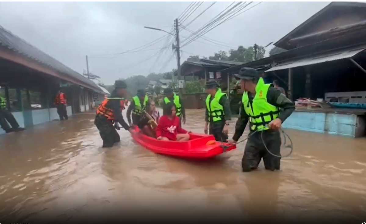อพยพชาวบ้านด่วน น้ำหลากแม่ละมาด อพยพชาวบ้านด่วน น้ำหลากแม่ละมาด