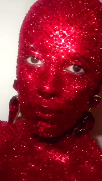 เล่นใหญ่ใจต้องนิ่ง!! 'โดจา แคท' กับลุคแดงตาแตก นั่งชมแฟชั่นโชว์ที่ปารีส