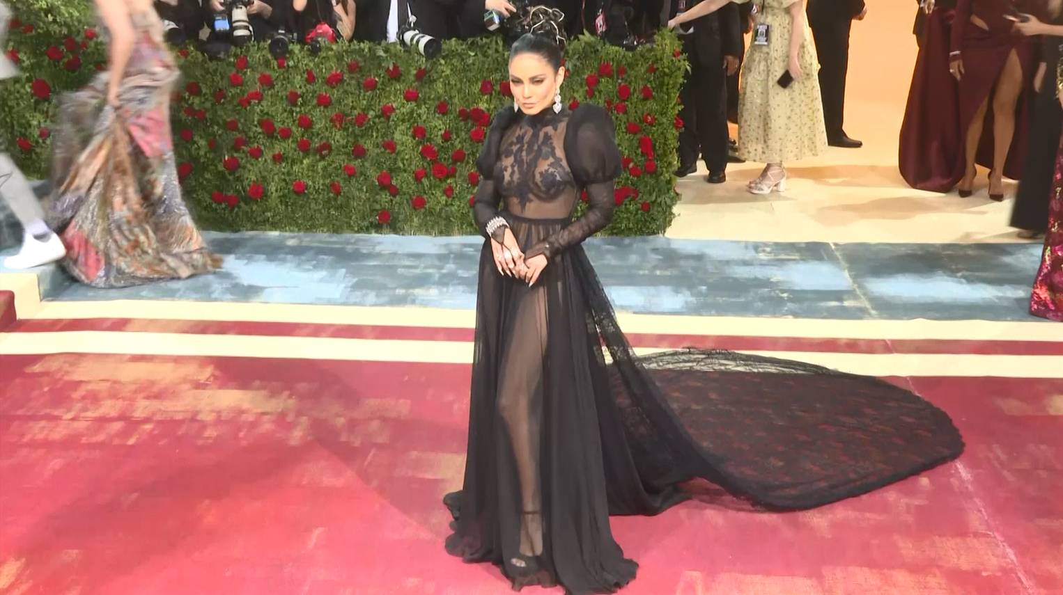 เหล่าคนดังเฉิดฉายในชุดสุดอลังในช่วงแรกของการจัดงาน Met Gala ปี 2022 เหล่าคนดังเฉิดฉายในชุดสุดอลังในช่วงแรกของการจัดงาน Met Gala ปี 2022