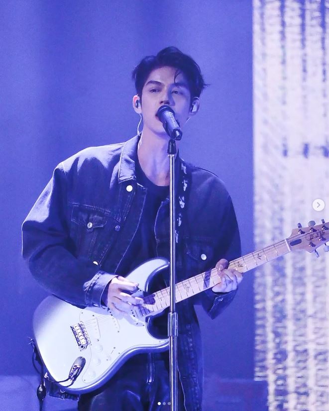 ไบร์ท วชิรวิชญ์ ดาวรุ่งผู้โด่งดังจากซีรีส์วาย สู่พระเอกซุปตาร์แห่งเอเชีย