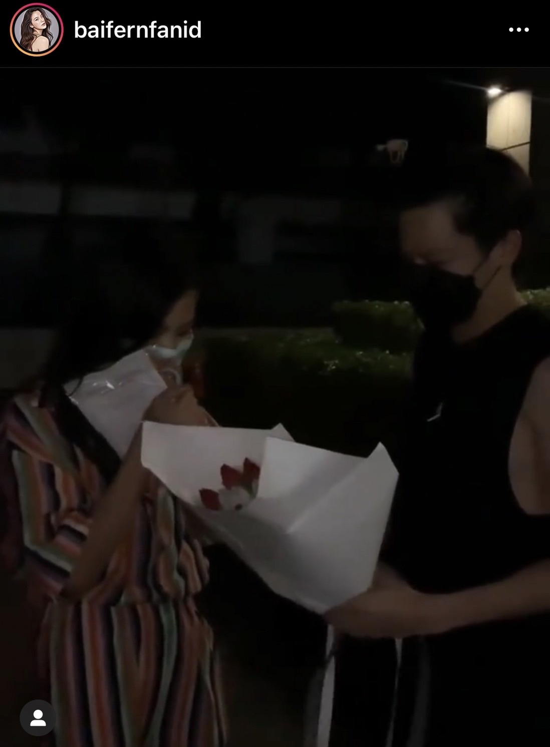 มาร์ช หอบดอกไม้มอบให้ ใบเฟิร์น กลางดึกเป็นของขวัญวันเกิด มาร์ช หอบดอกไม้มอบให้ ใบเฟิร์น กลางดึกเป็นของขวัญวันเกิด