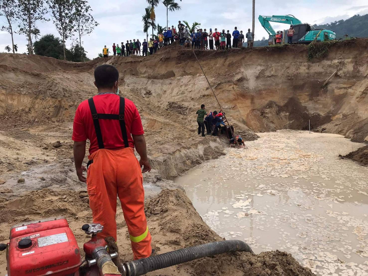 เตือนภัย เจาะบ่อบาดาลในสวนทุเรียน ดินยุบตัวสไลด์ทับเจ้าของสวนสูญหาย