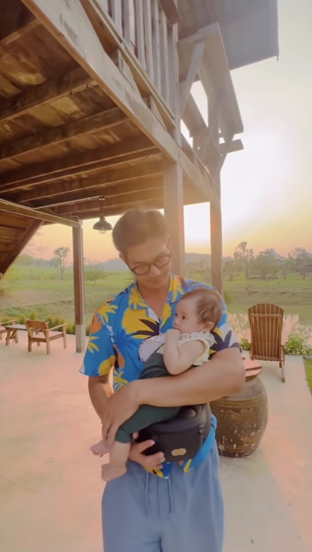 โมเมนต์สุดน่ารักเวียร์ ศุกลวัฒน์ กับลูกสาว น้องวิริน ในบ้านสวน โมเมนต์สุดน่ารักเวียร์ ศุกลวัฒน์ กับลูกสาว น้องวิริน ในบ้านสวน