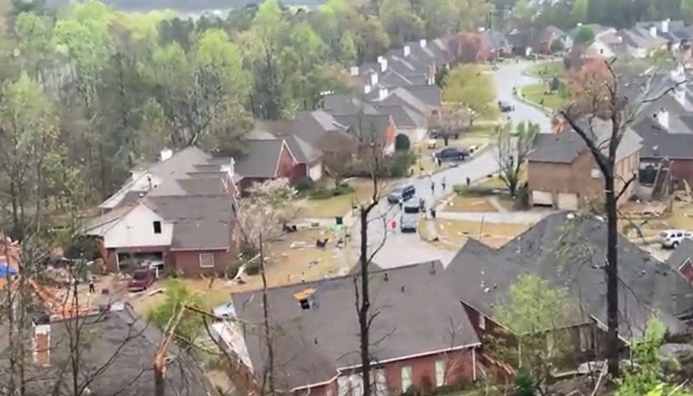 พายุทอร์นาโด 7 ลูก ถล่มสหรัฐฯ ปชช.กว่า 30,000 คนไม่มีไฟฟ้าใช้