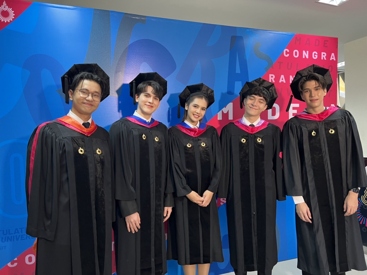 6 คนบันเทิงเข้ารับปริญญา เป็นบัณทิตป้ายแดง 