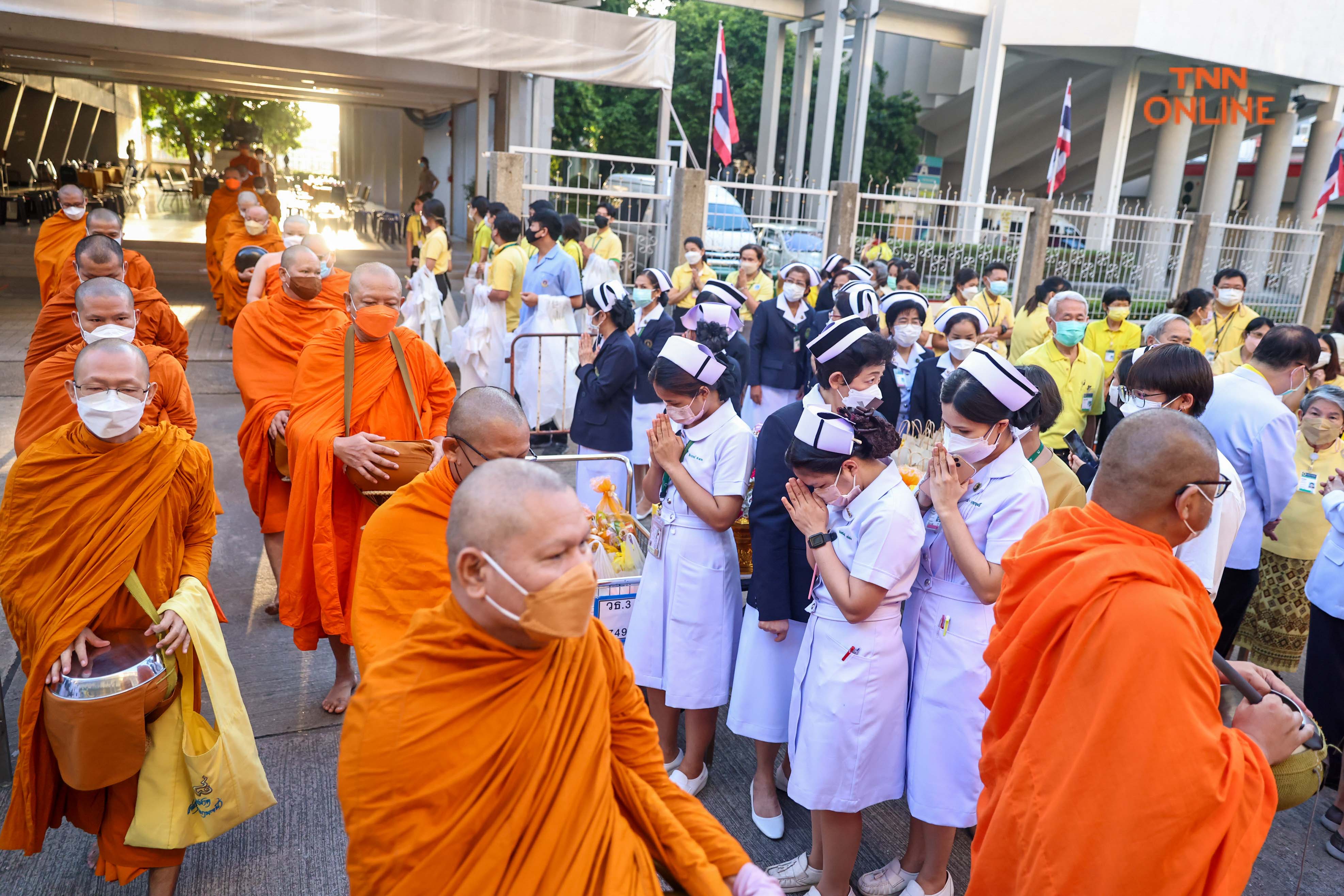 น้อมรำลึกในหลวง ร.9 ประชาชนร่วมตักบาตร-สวดพระพุทธมนต์