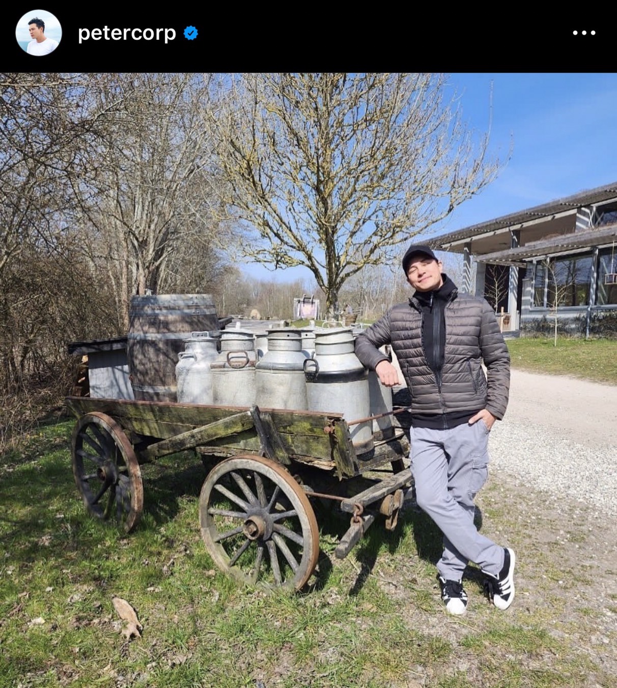 ปีเตอร์ คอร์ป กลับบ้านในรูป 10 ปี พร้อมอวดหลานชายสุดหล่อ