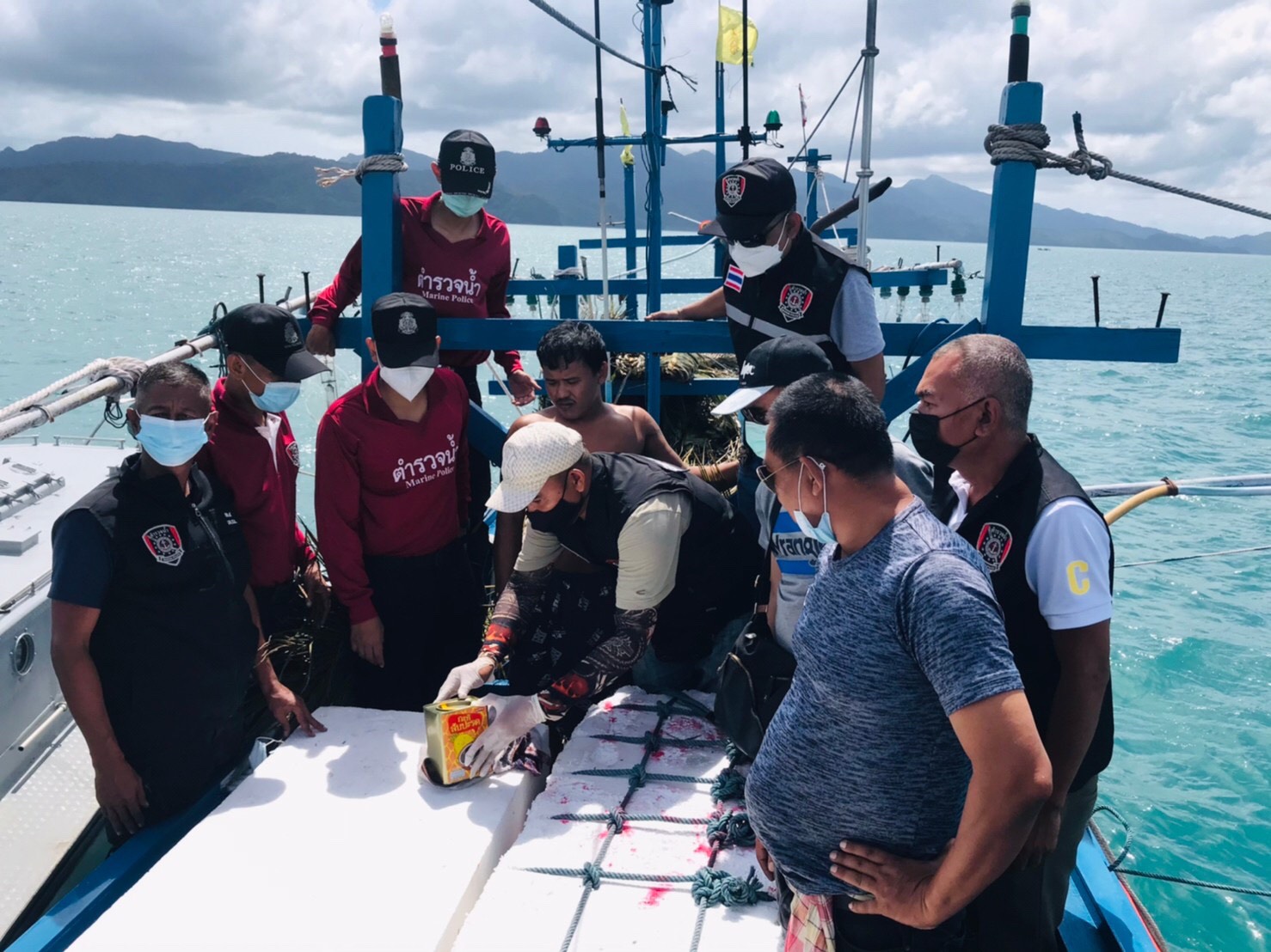 ตำรวจน้ำสตูล ยึดไอซ์กลางทะเล มูลค่า 6 ล้านบาท ตำรวจน้ำสตูล ยึดไอซ์กลางทะเล มูลค่า 6 ล้านบาท